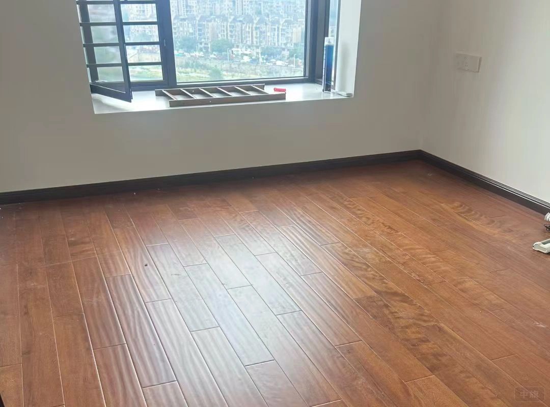 木質(zhì)地板剛剛鋪好