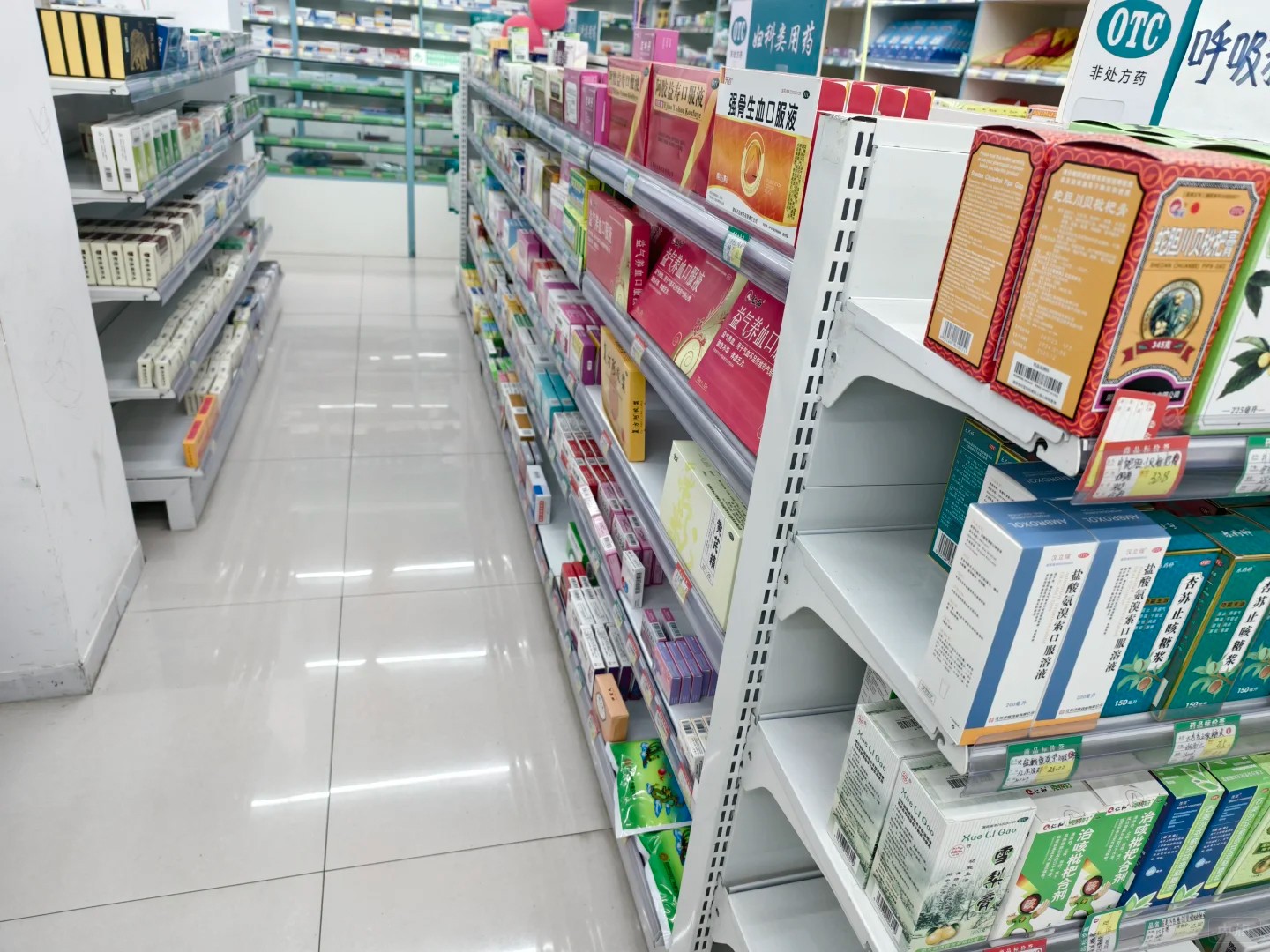 藥店內(nèi)現(xiàn)在人煙罕至啊