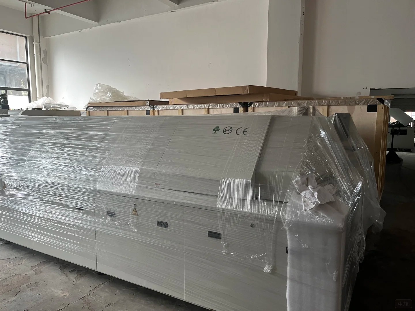 商貿(mào)公司的庫房?jī)?nèi)堆積著商品