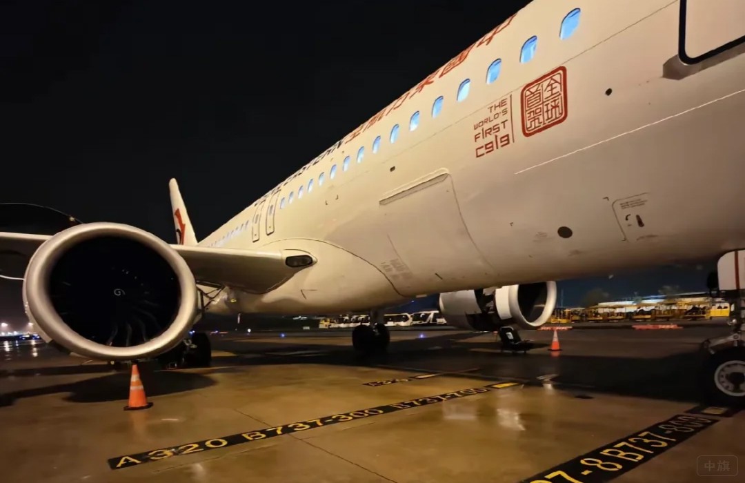 機(jī)務(wù)工程師正在檢修飛機(jī)