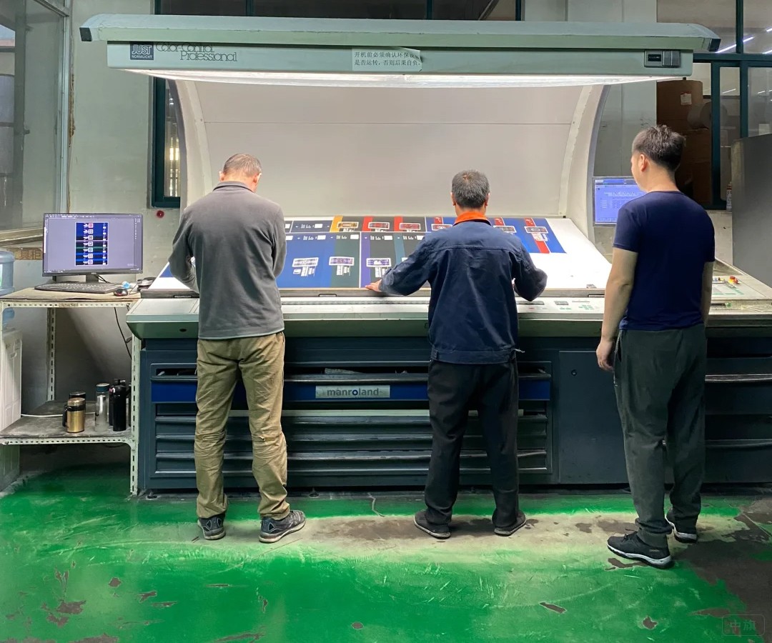 傳統(tǒng)印刷現(xiàn)場工作圖片