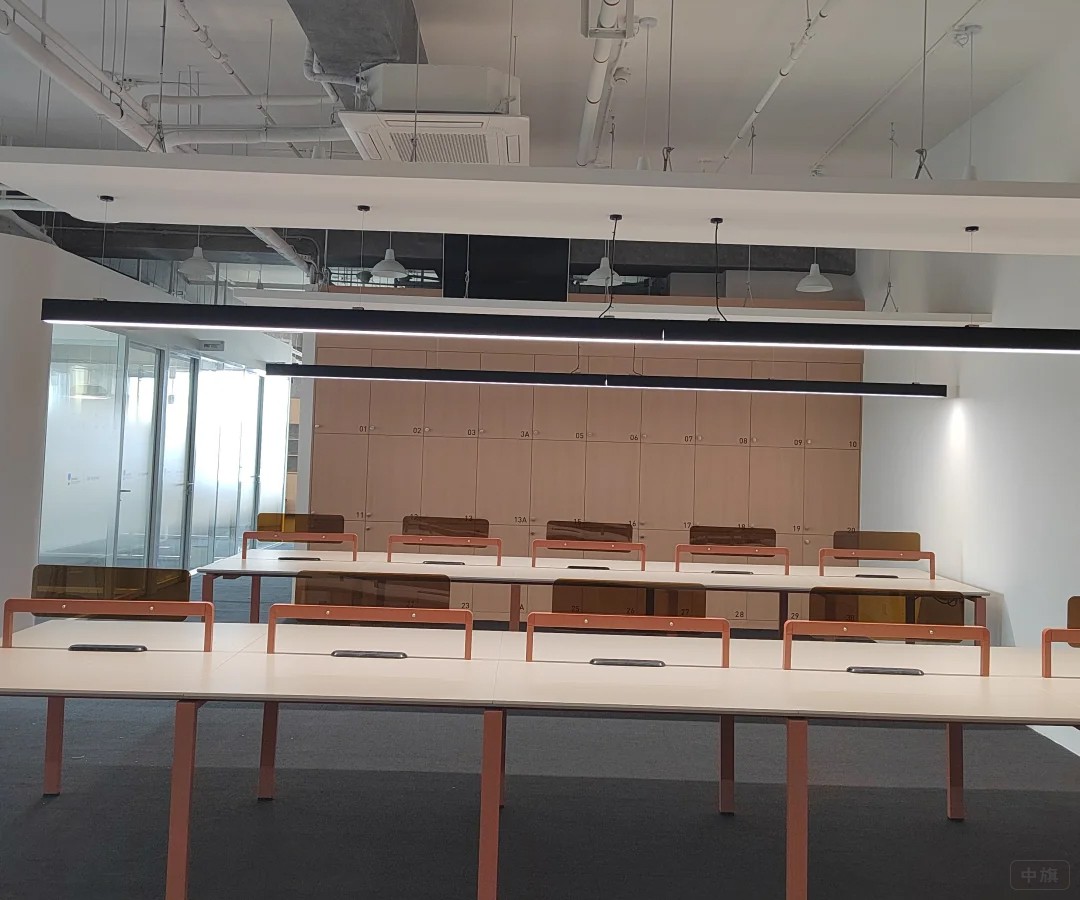 剛裝好的教育培訓(xùn)機(jī)構(gòu)，這里是上課的地方