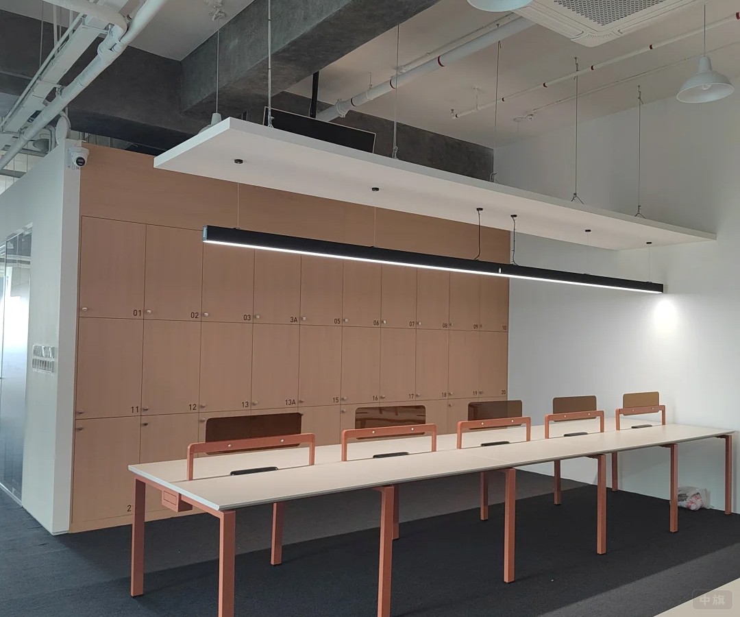 前邊是培訓(xùn)的地方，后邊是衣服柜，可以放書包