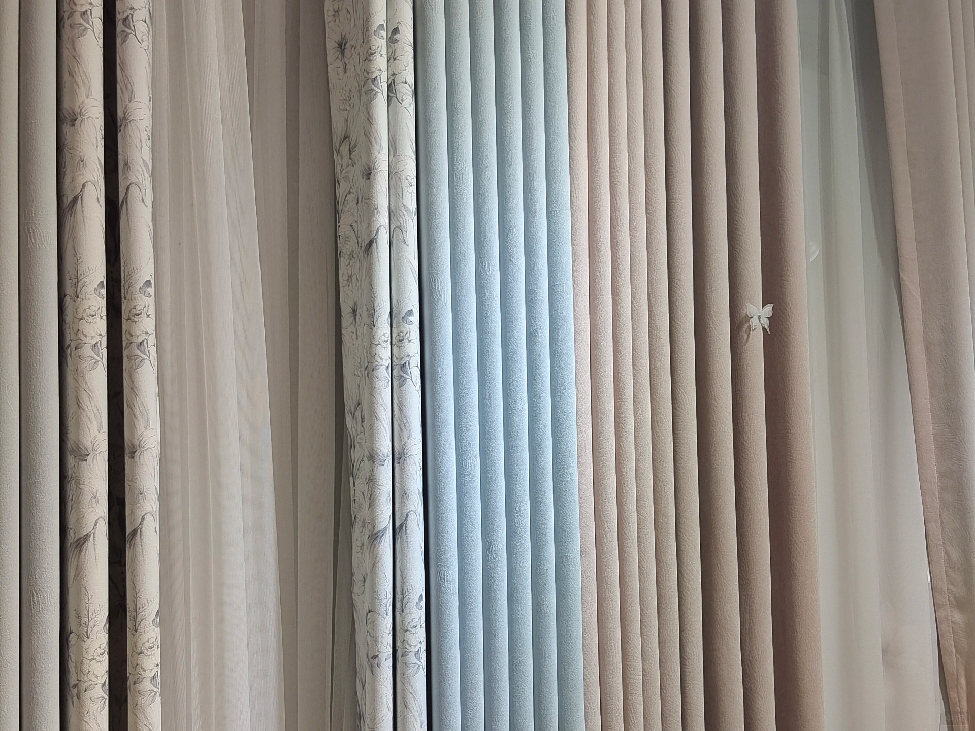 這窗簾看著就非常的漂亮