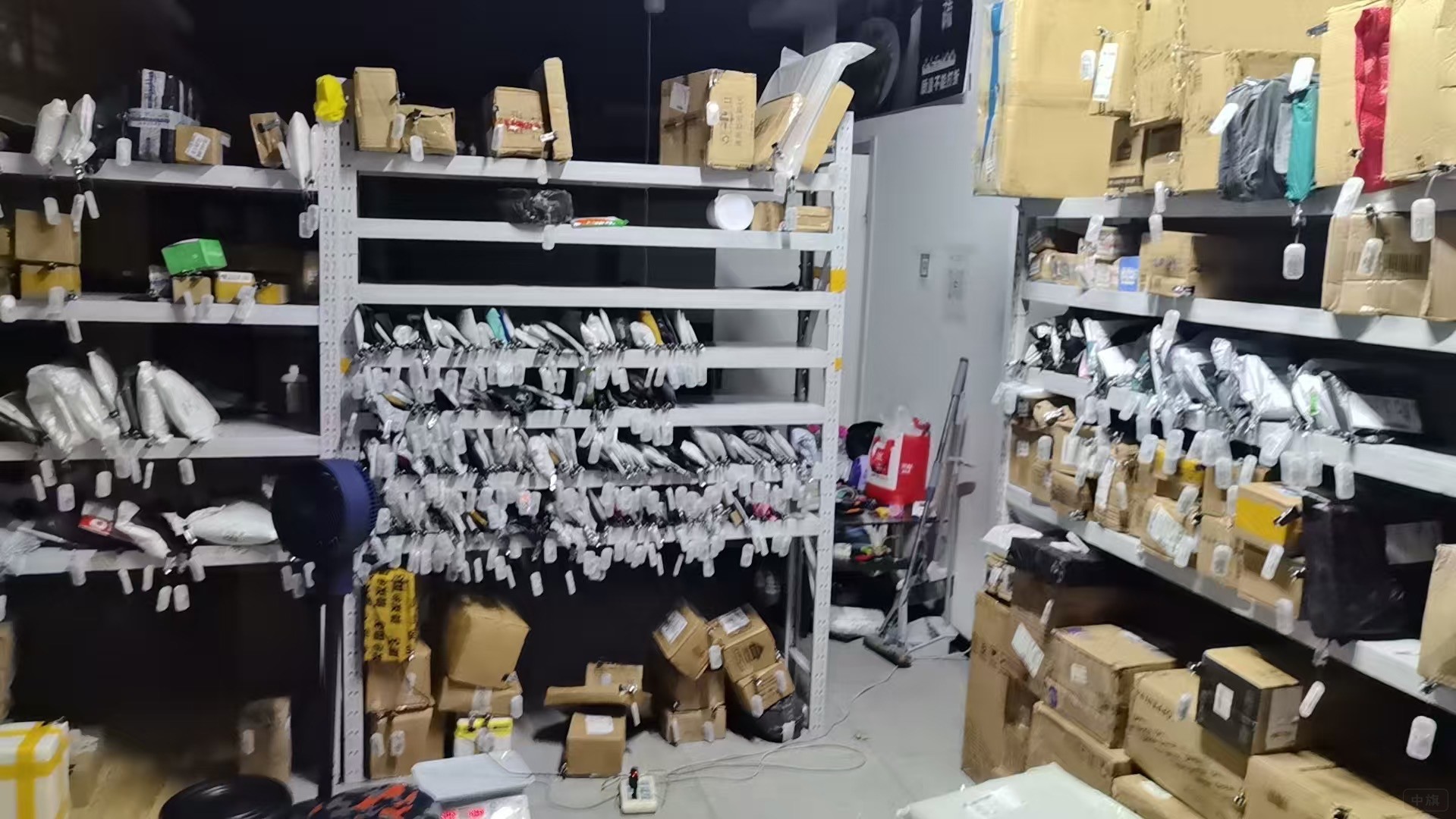 昨天去快遞點(diǎn)取快遞的時候拍的照片