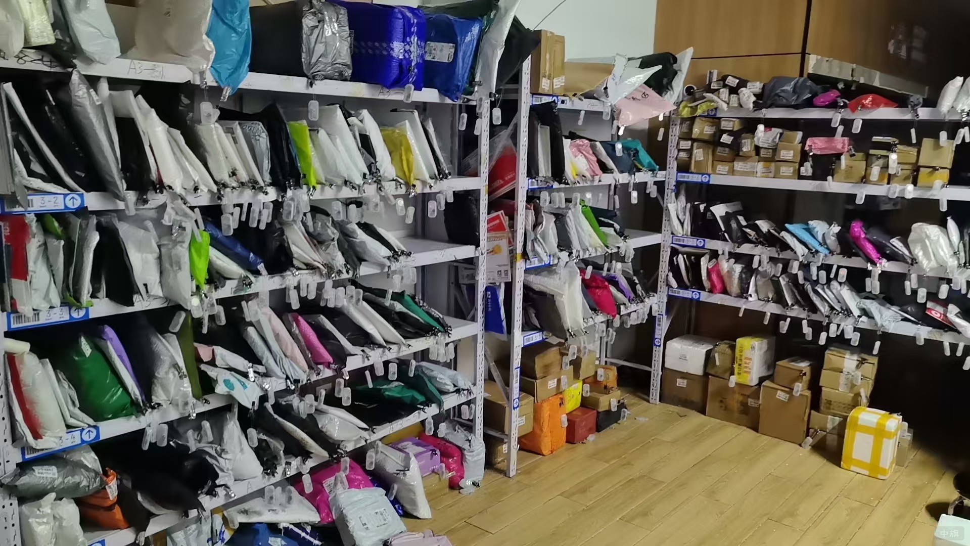 昨天去快遞點(diǎn)取快遞的時候拍的照片