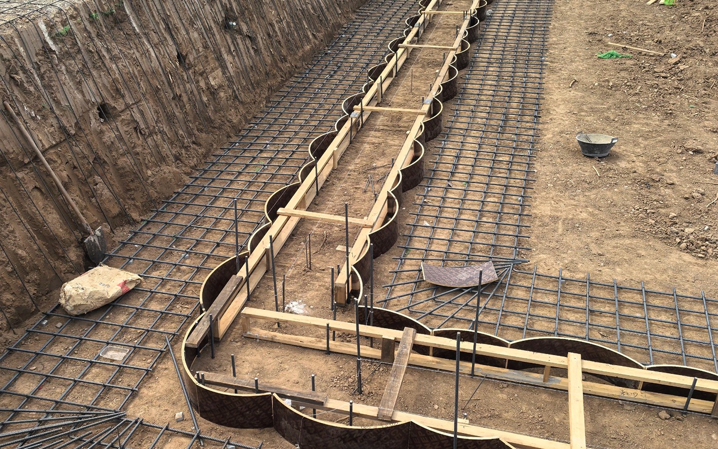 基坑邊坡噴錨施工，先使用錨桿機鉆孔插入錨桿，然后綁扎鋼筋網(wǎng)片