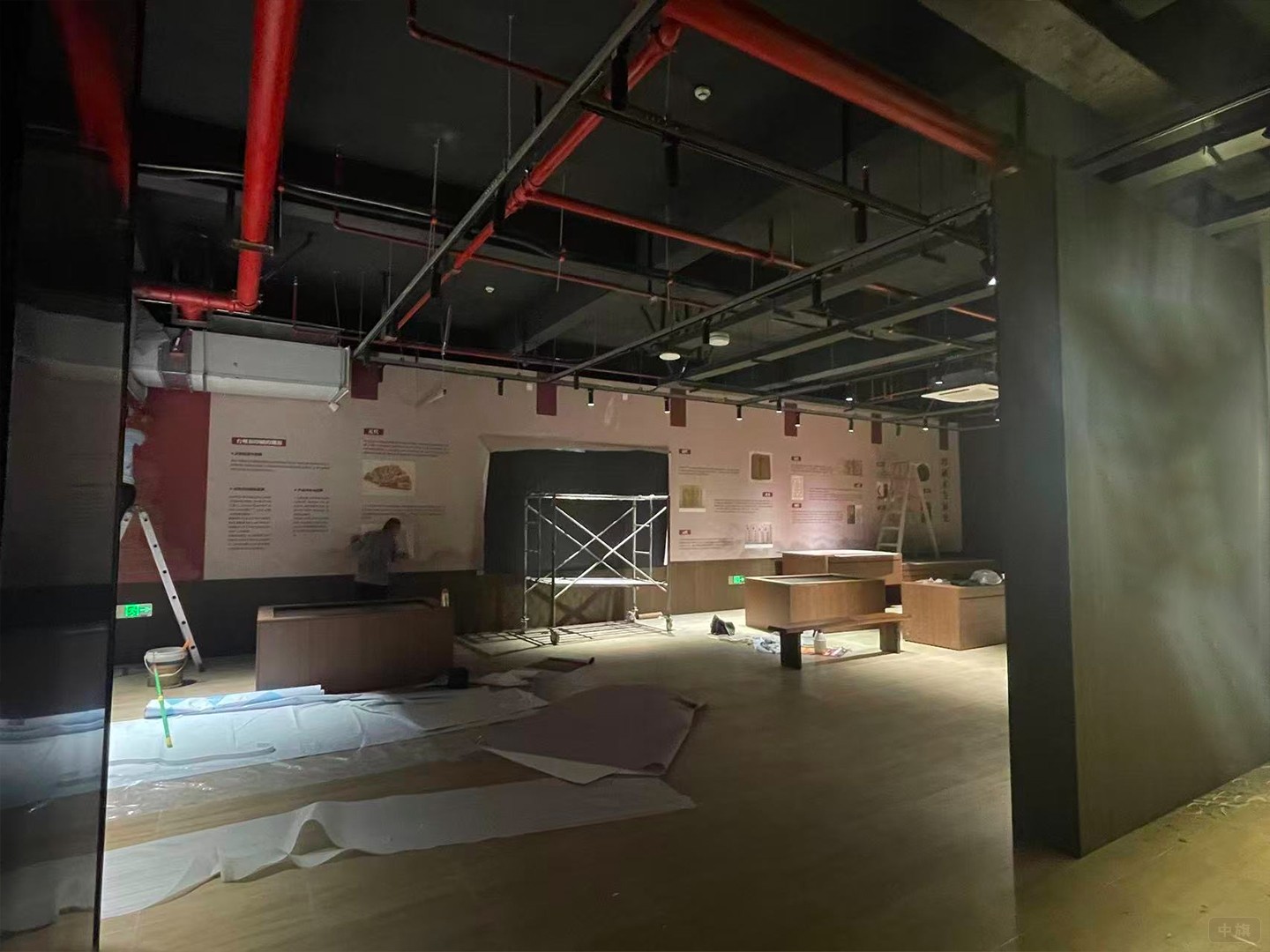 廣告公司進(jìn)入公司的玄關(guān)處正在裝修