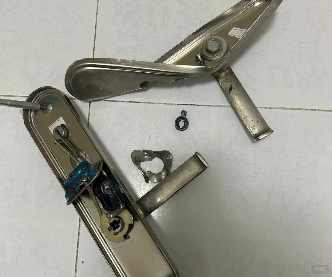 叫了個(gè)開鎖師傅，直接拆解開