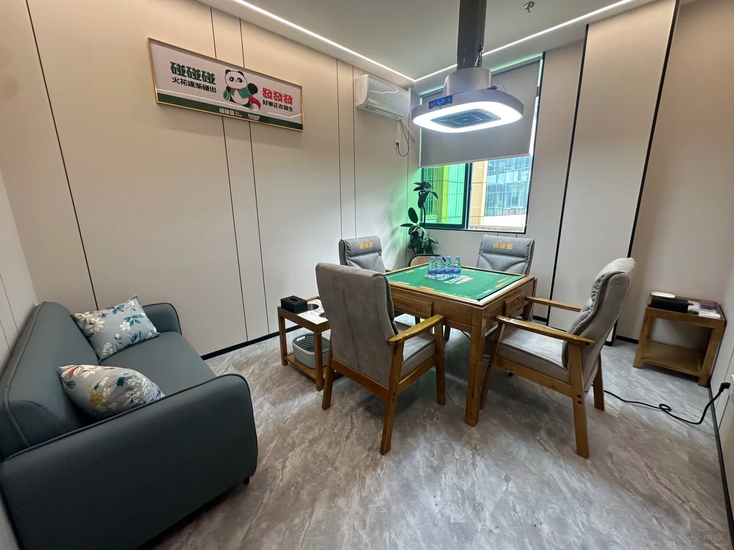 棋牌室內(nèi)見(jiàn)到那的布局