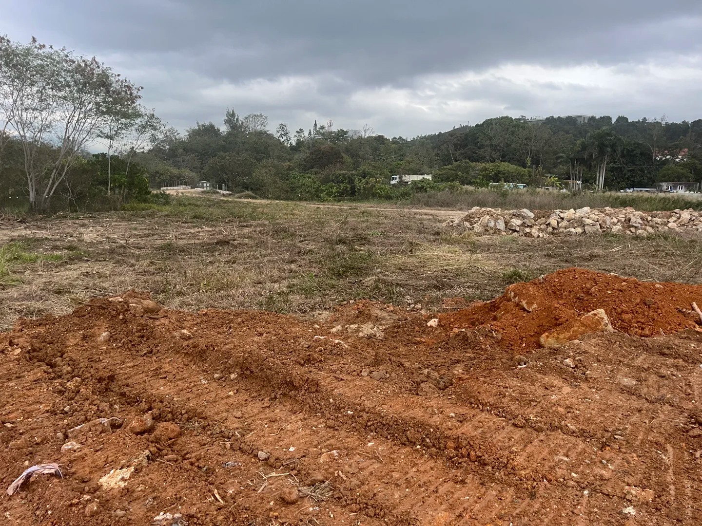 尚未開(kāi)發(fā)的土地，現(xiàn)在已經(jīng)閑置了