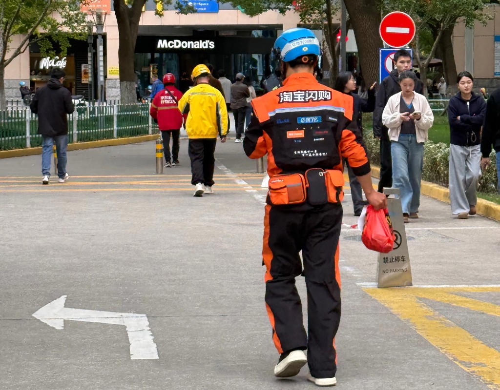 正在送餐的淘寶閃購小哥 正在送餐的淘寶閃購小哥