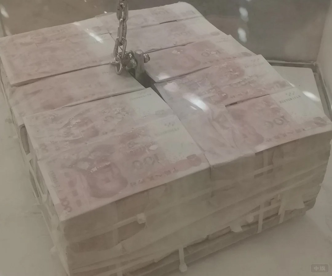 以前有個(gè)商場(chǎng)搞活動(dòng)，百萬現(xiàn)金用手提，看有多種，經(jīng)測(cè)量在23.5斤左右