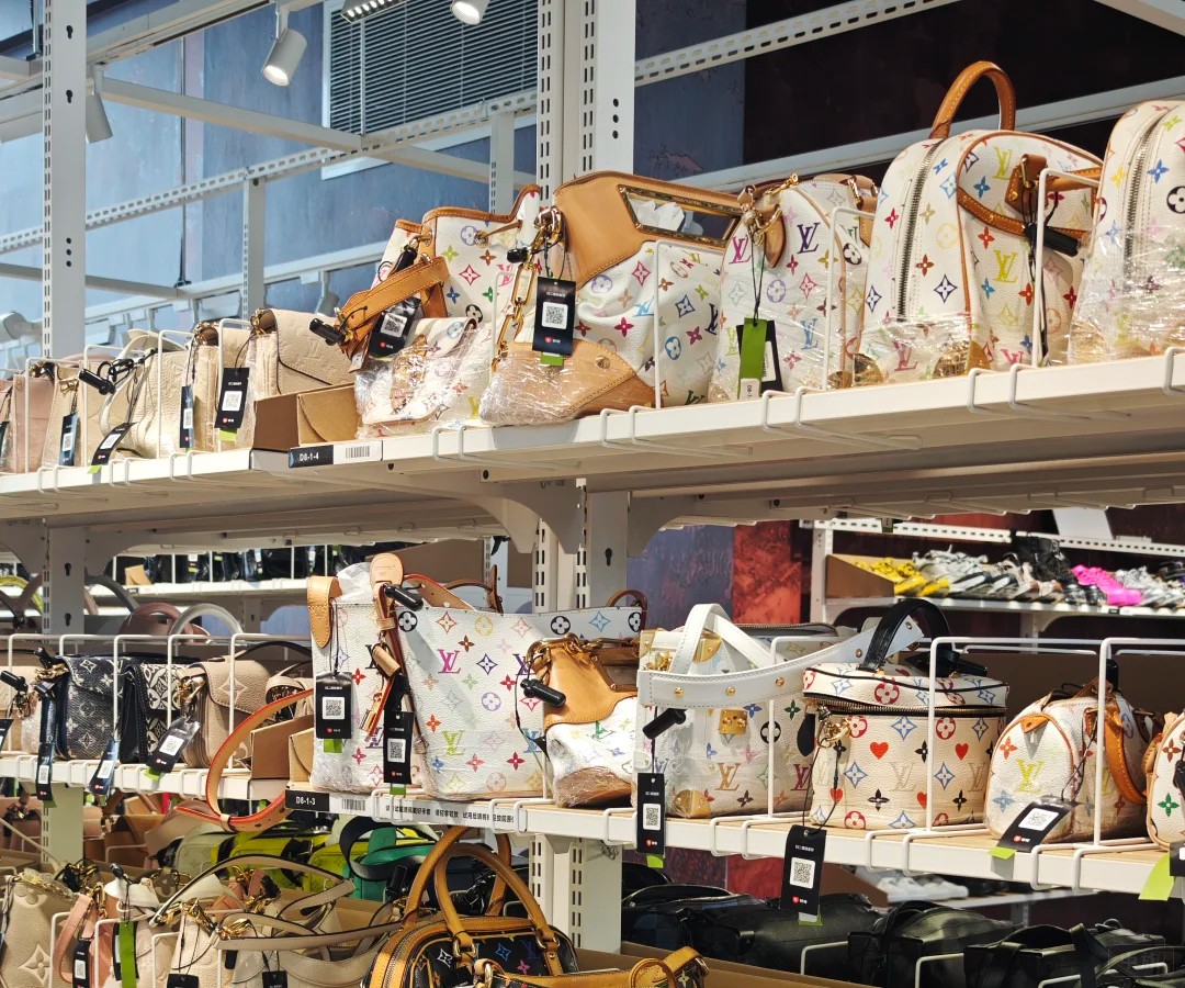 北京一家箱包店內(nèi)的布局 北京一家箱包店內(nèi)的布局