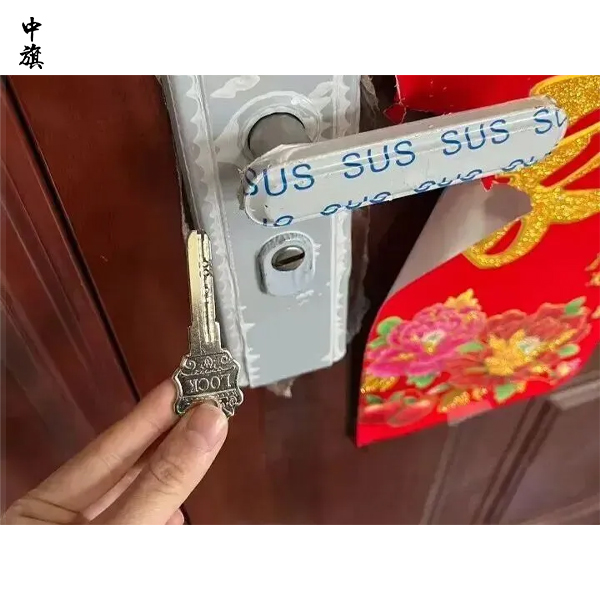 大學(xué)生找人開鎖被收四千元，這件事情合理么？