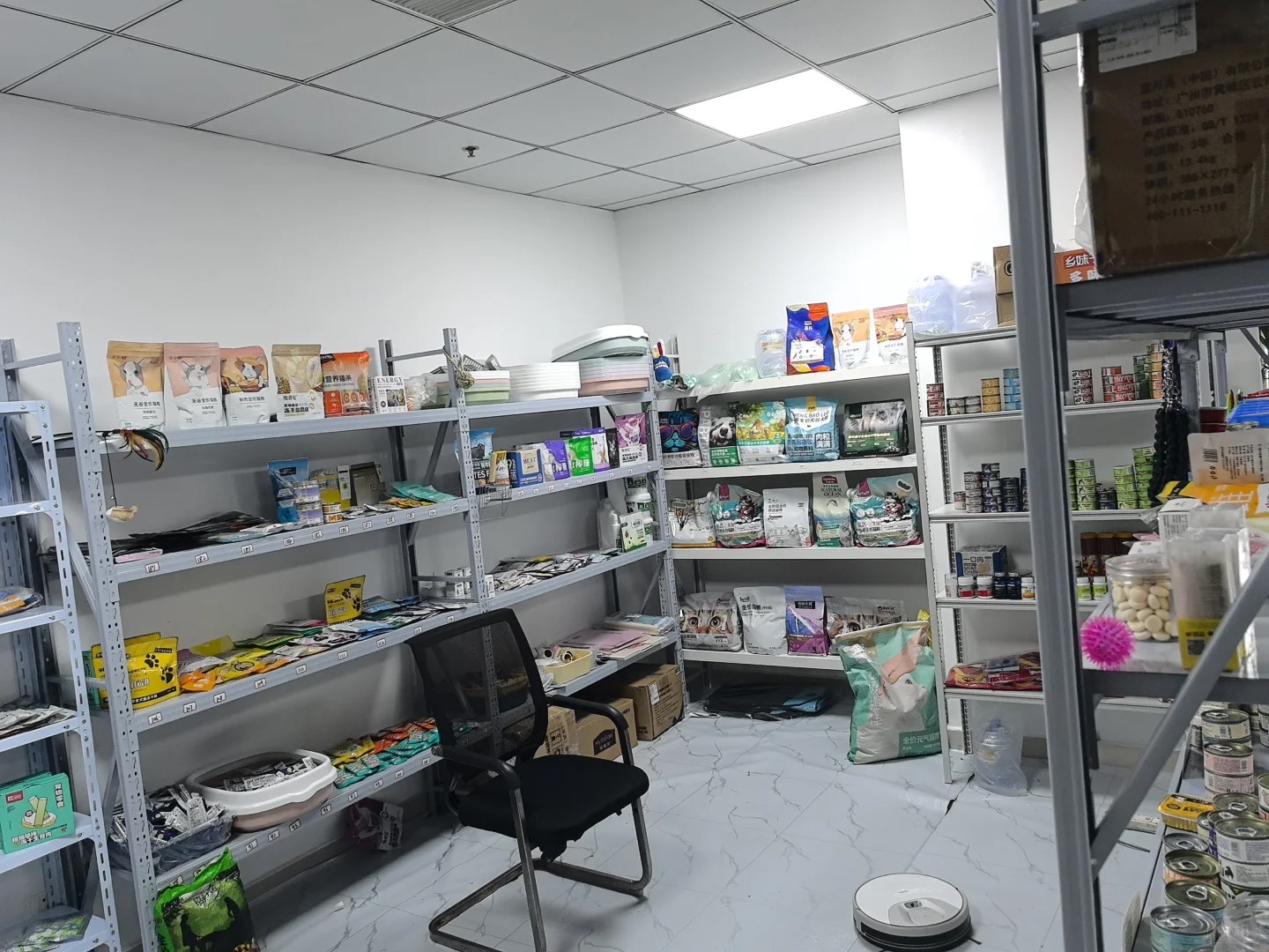 寵物店的基本裝修有點(diǎn)簡(jiǎn)陋