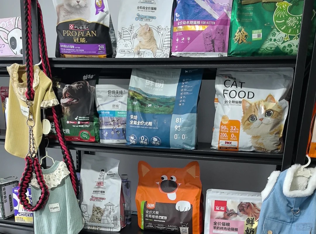貨架上賣(mài)的貓糧和狗糧