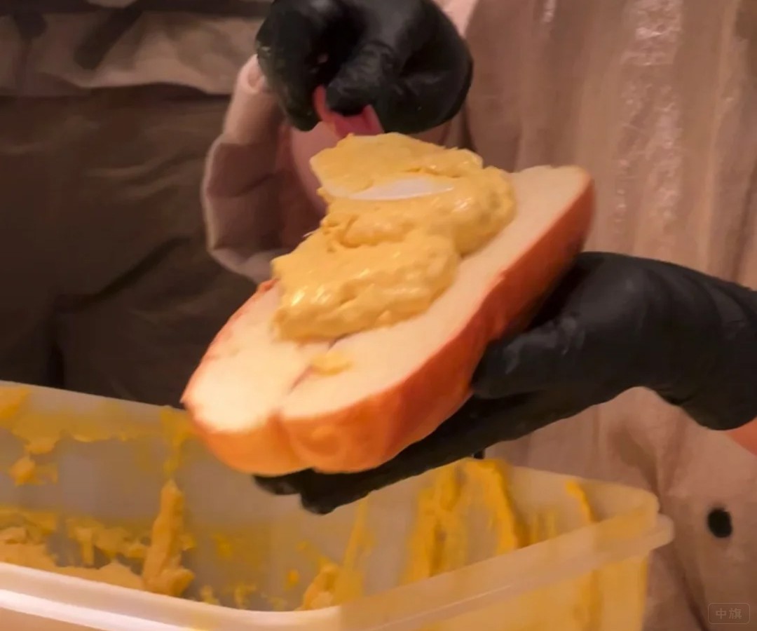 先來一大勺榴蓮醬