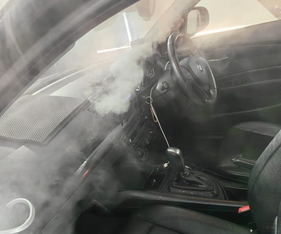 正在蒸汽洗車的小轎車 正在蒸汽洗車的小轎車