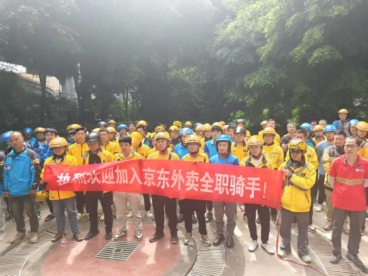 京東打響第一槍?zhuān)鋵?shí)我只記得當(dāng)初是京東開(kāi)始給外賣(mài)小哥們上社保的