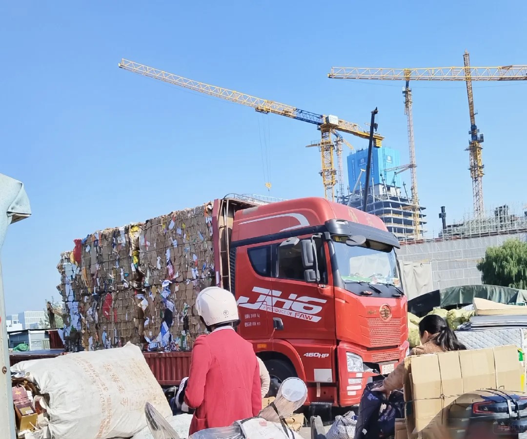 滿滿一車的廢品準(zhǔn)備拉走了