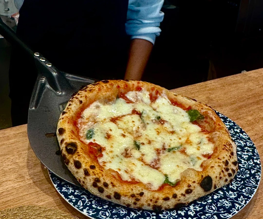 新鮮出爐的比薩 新鮮出爐的比薩