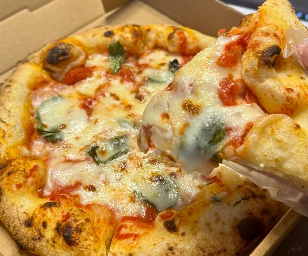 看著劇吃著比薩還是非常舒服的 看著劇吃著比薩還是非常舒服的