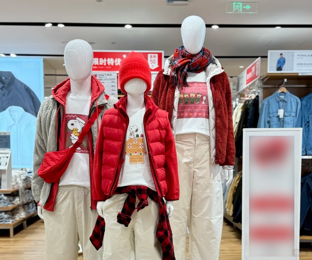 商城內(nèi)某童裝品牌的衣服