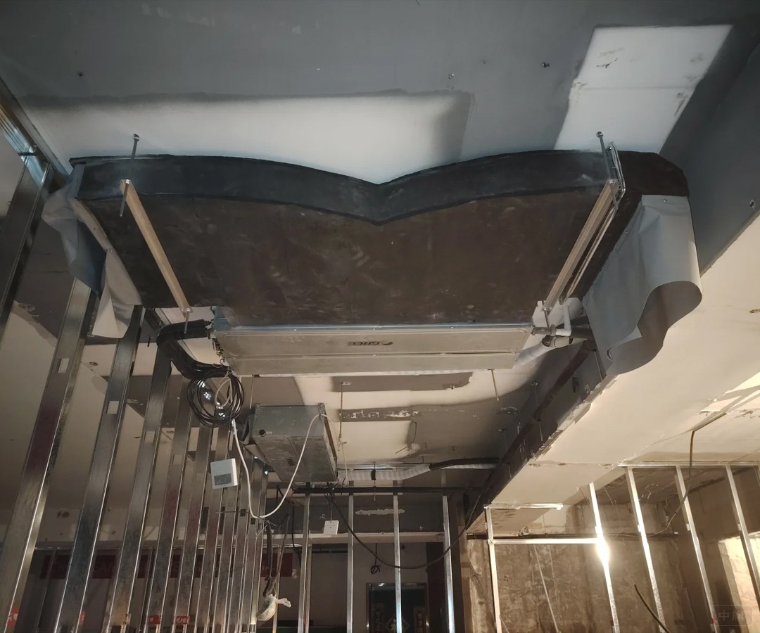 商場內(nèi)正在檢查空調(diào)風(fēng)道的師傅