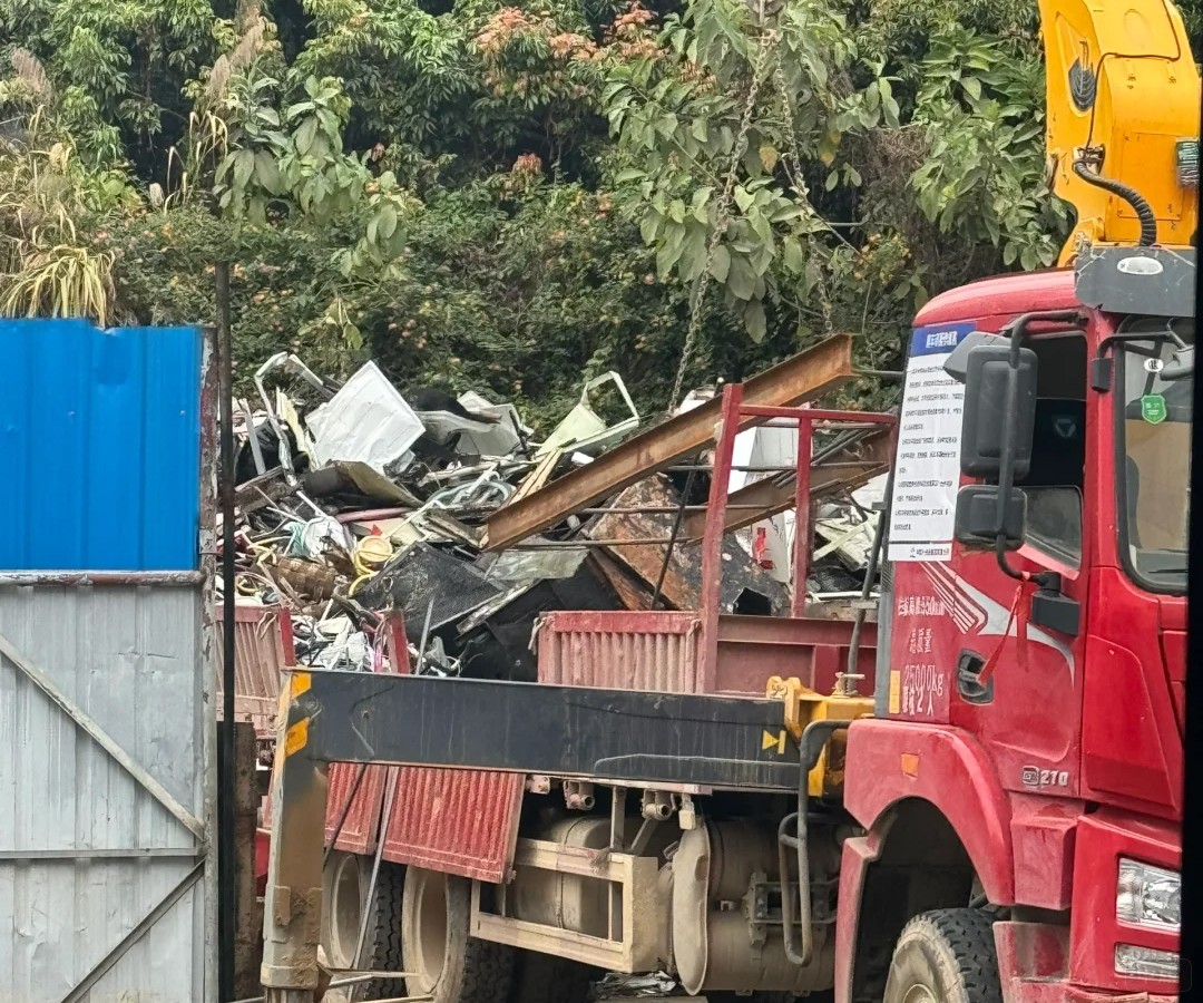 準備運走的廢鐵，已經(jīng)拆解完畢了，裝車待發(fā)，gogogo