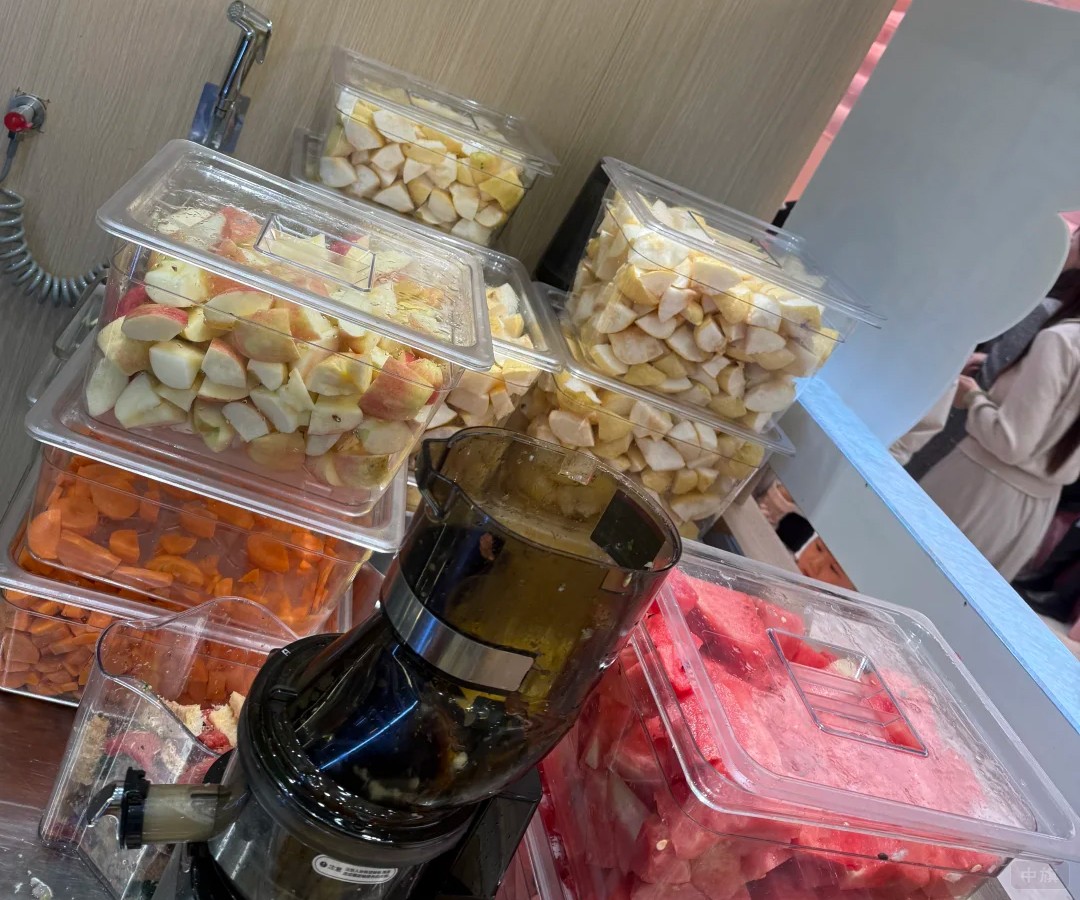 小陳開的鮮榨果汁店檔口照片，開業(yè)的時候去過