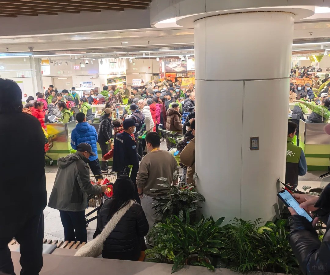 超市里的人超級(jí)多，那么晚上記賬的時(shí)候呢？肯定都是電子化