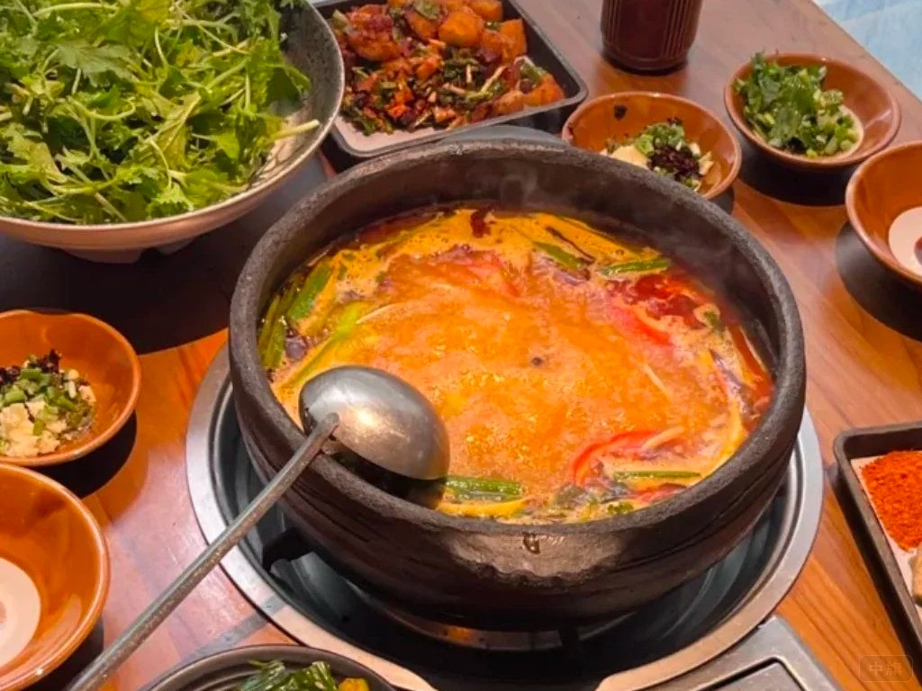 吃著火鍋閑聊合作的事兒