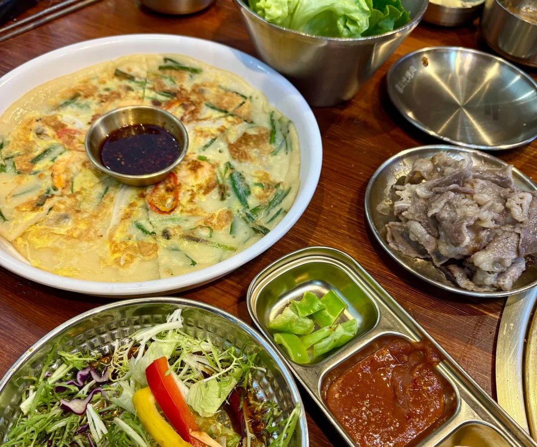 吃烤肉還要點一些青菜，要不然吃起來太膩了