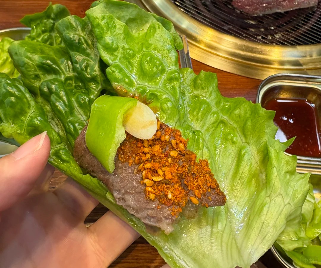 蔬菜卷著烤肉吃，比較淡，也不會膩人