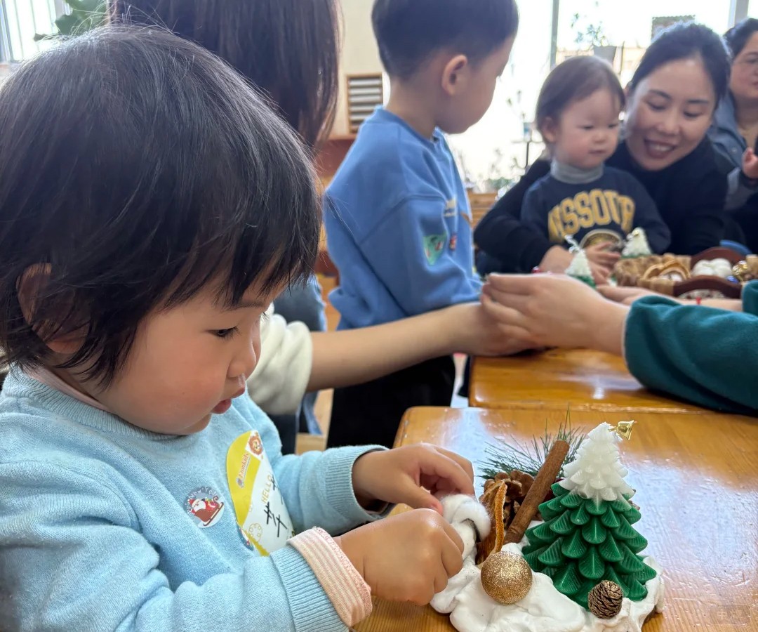 老師在陪著孩子做手工 老師在陪著孩子做手工