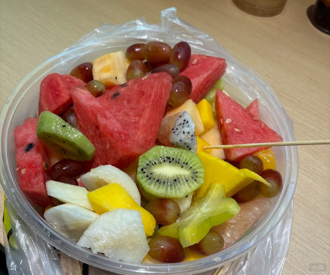 你看這一盒水果，沒有加酸奶，就又不太屬于自制飲品