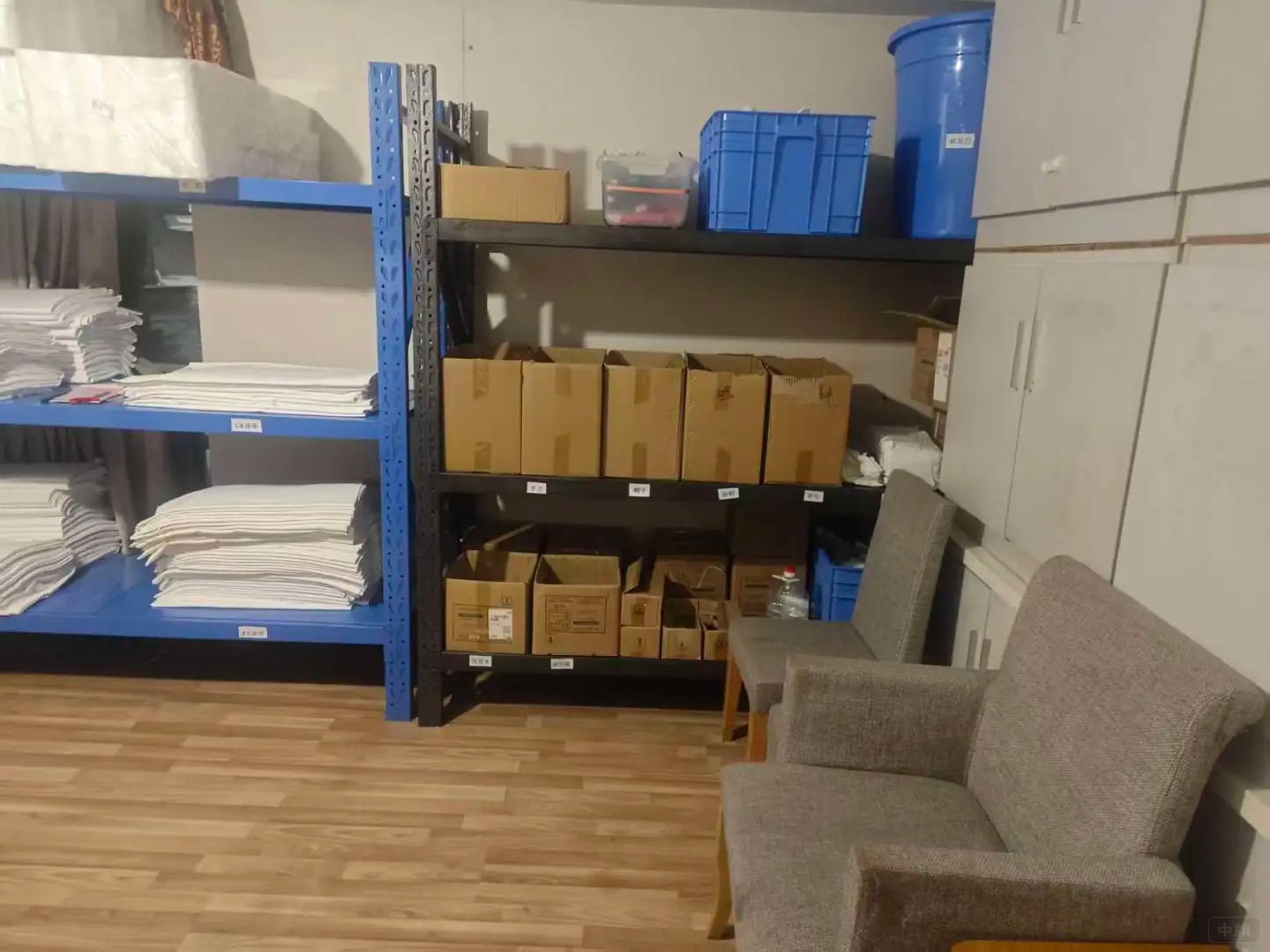 布草間旁邊的就是密閉保潔柜，需要常關(guān)閉狀態(tài)